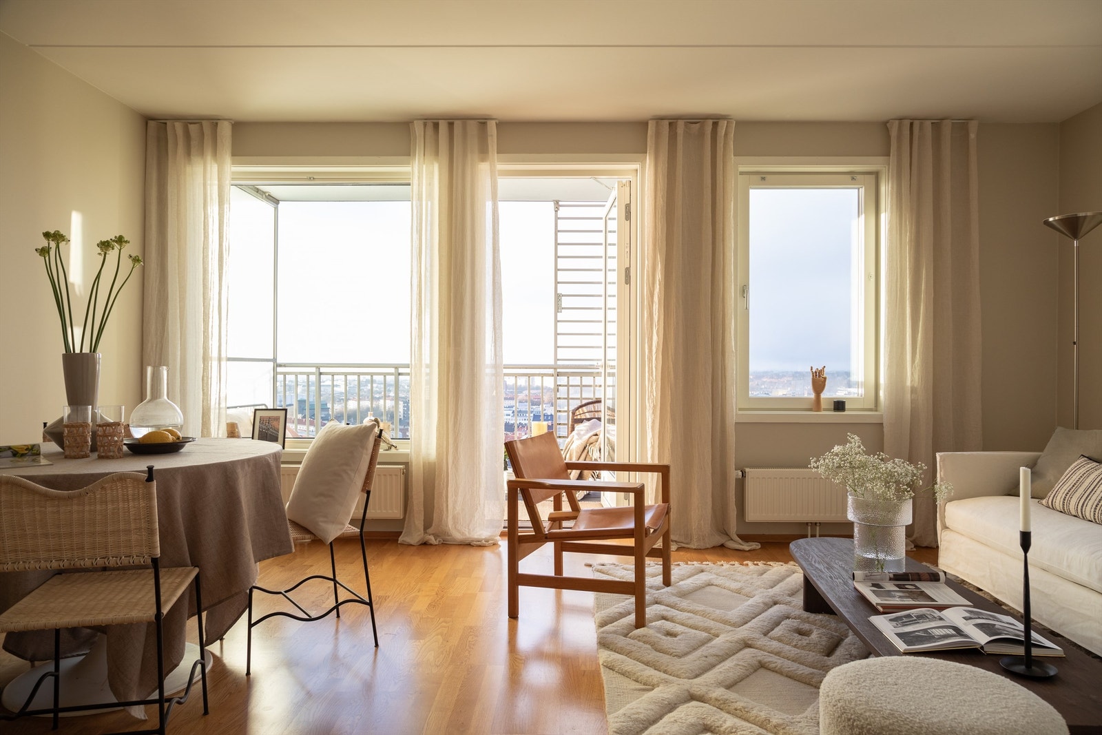 Stuen har store vindusflater på to sider, som sørger for godt med naturlig lysinnslipp. Galleribilde