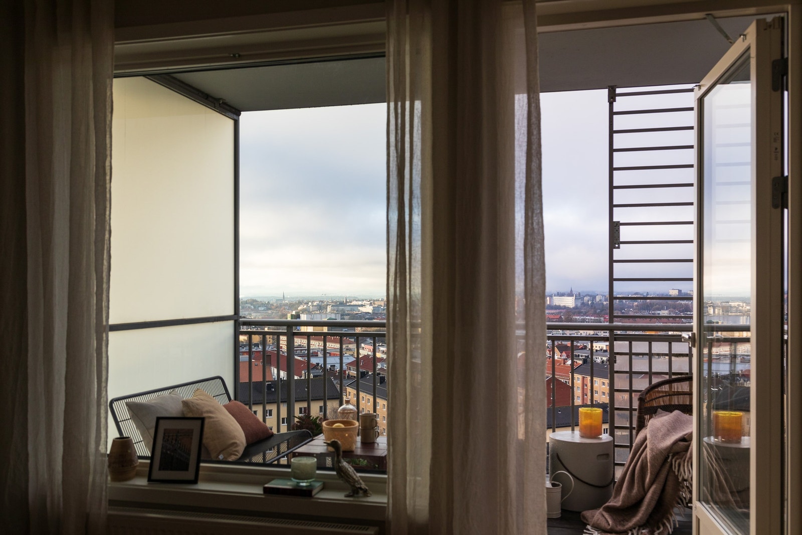 På solrike dager har leiligheten en fantastisk utsikt som strekker seg langt utover Oslo! Galleribilde