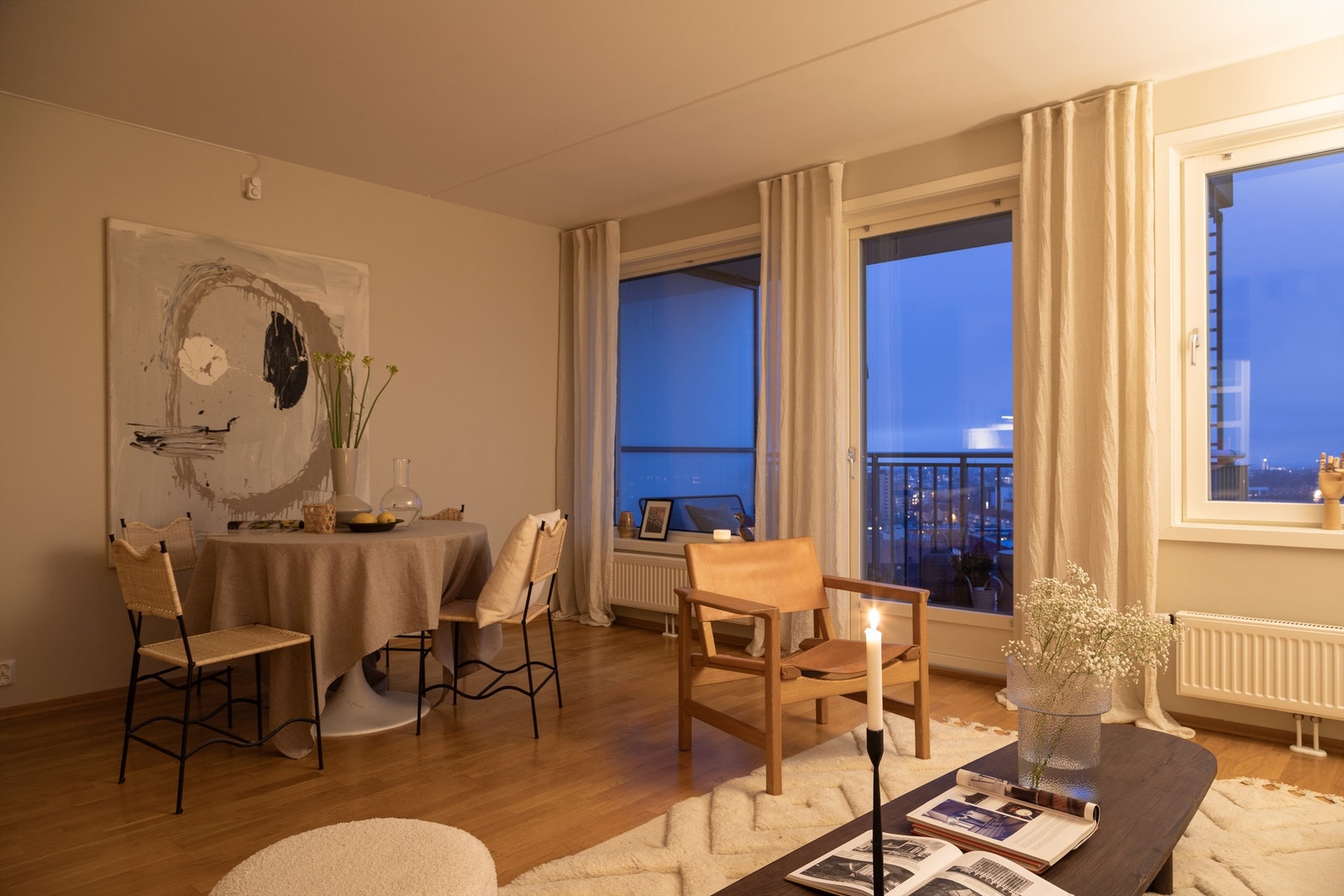 Stuen har en god planløsning som gir naturlig rom til både sofa, tv-møblement og spisebord. Galleribilde