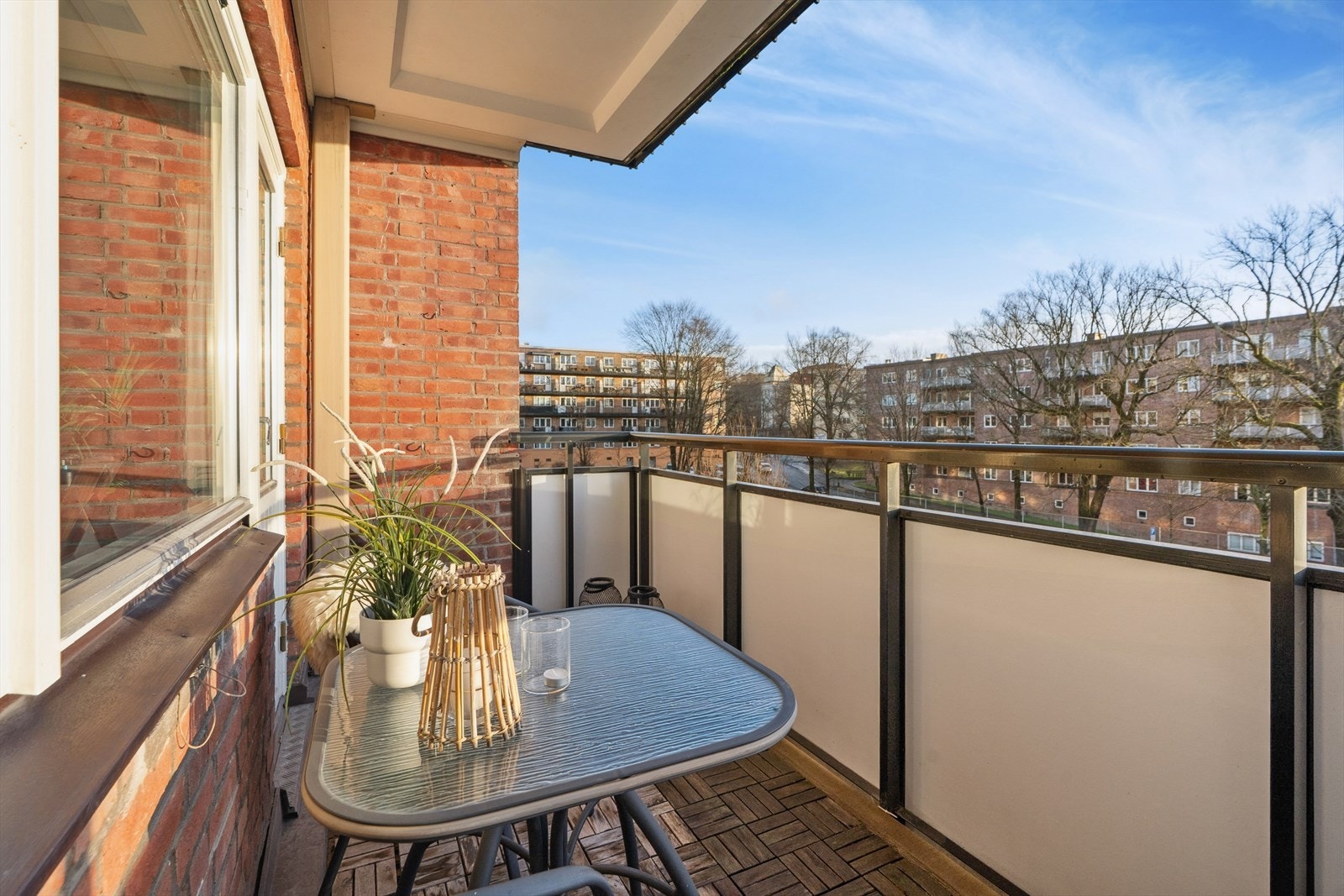 Balkongen er romslig og har plass for både sittegruppe og grill Galleribilde