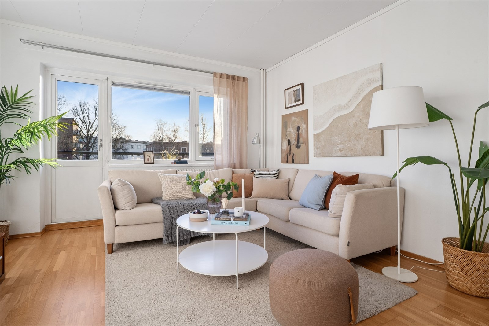 Leiligheten er lys og luftig takket være boligens store vindusflater Galleribilde