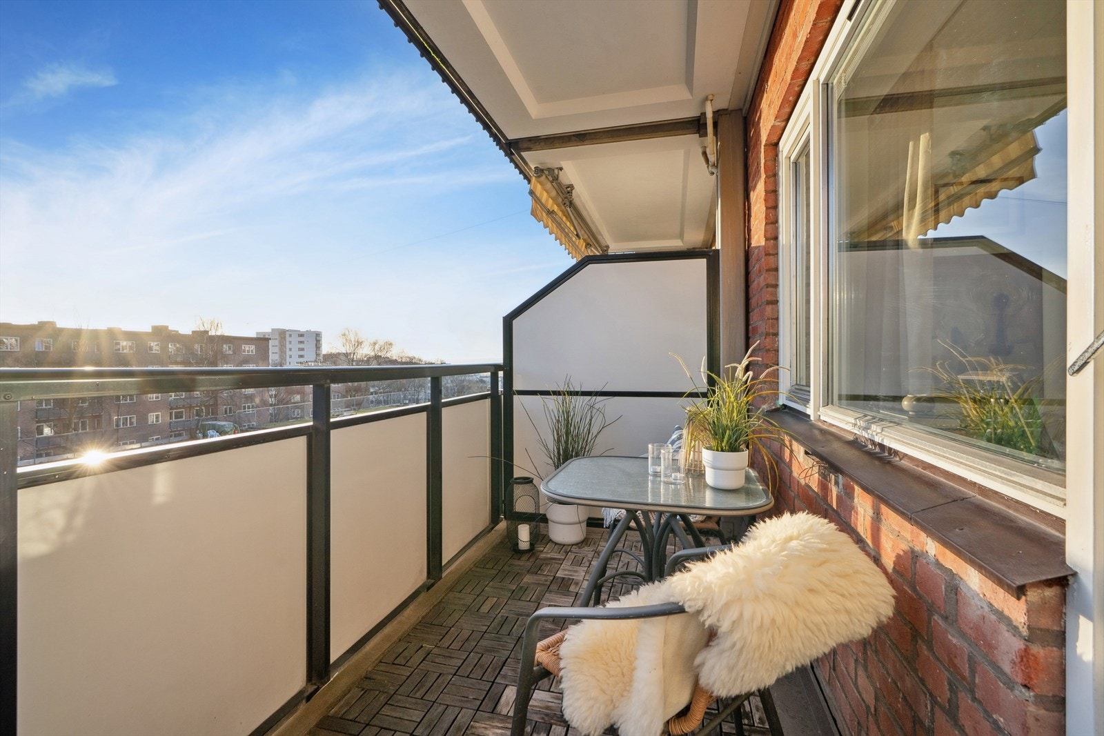 Fra stuen er det utgang til en solrik balkong med flott utsikt Galleribilde