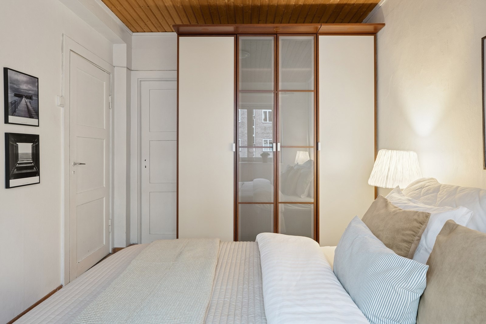 Her er det et stort garderobeskap for oppbevaring Galleribilde