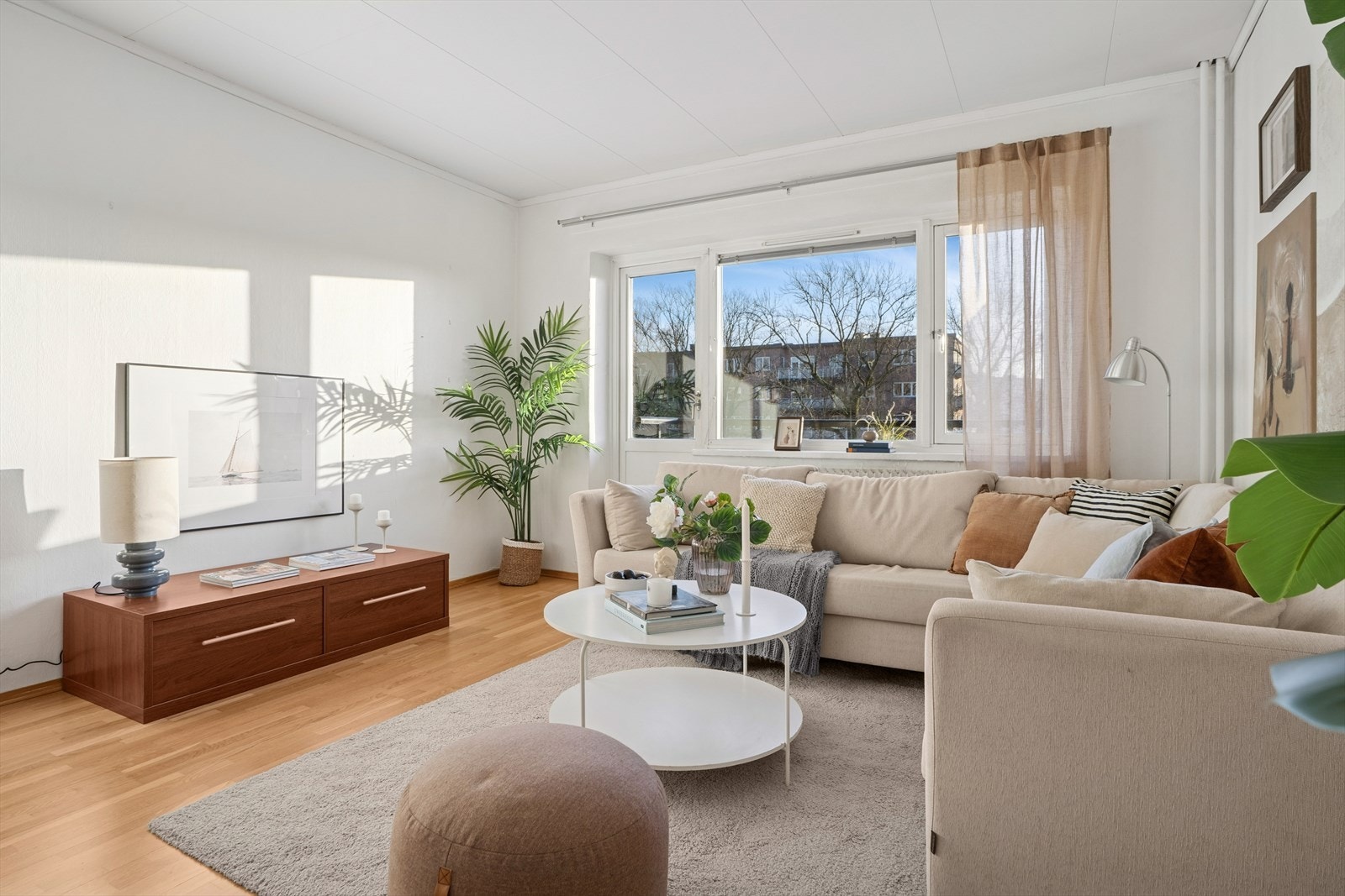 Leiligheten blir oppvarmet med radiatorer tilknyttet fjernvarmeanlegg Galleribilde