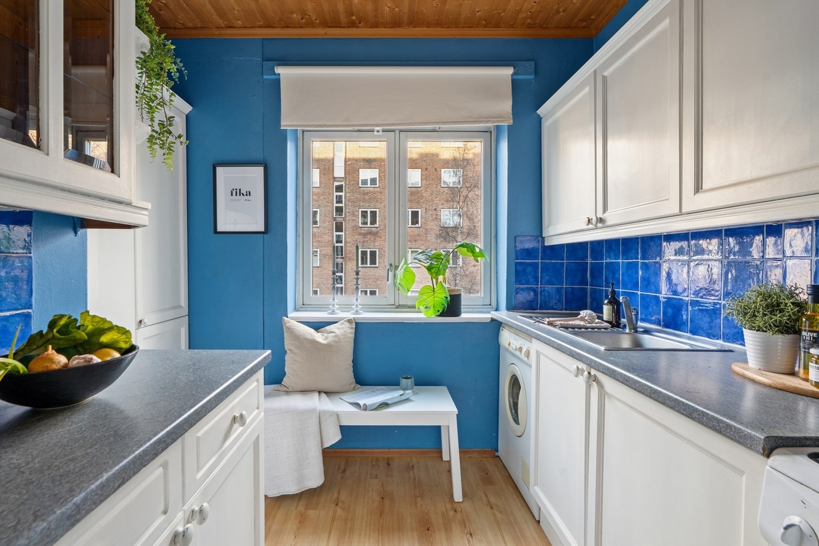 Separat kjøkken med mye skap- og benkeplass Galleribilde