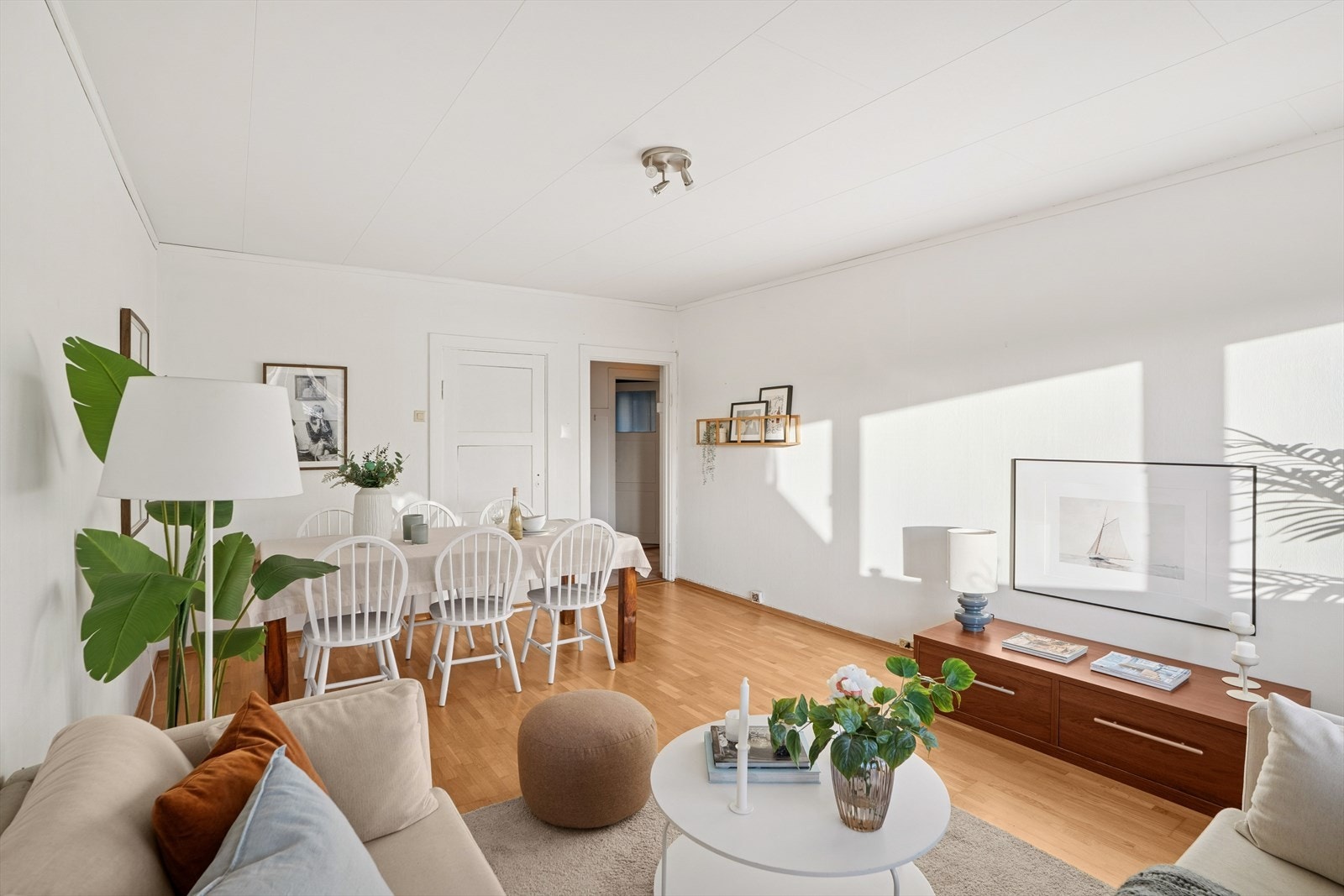 Her er det god plass til sofagruppe med tilhørende TV-møblement Galleribilde