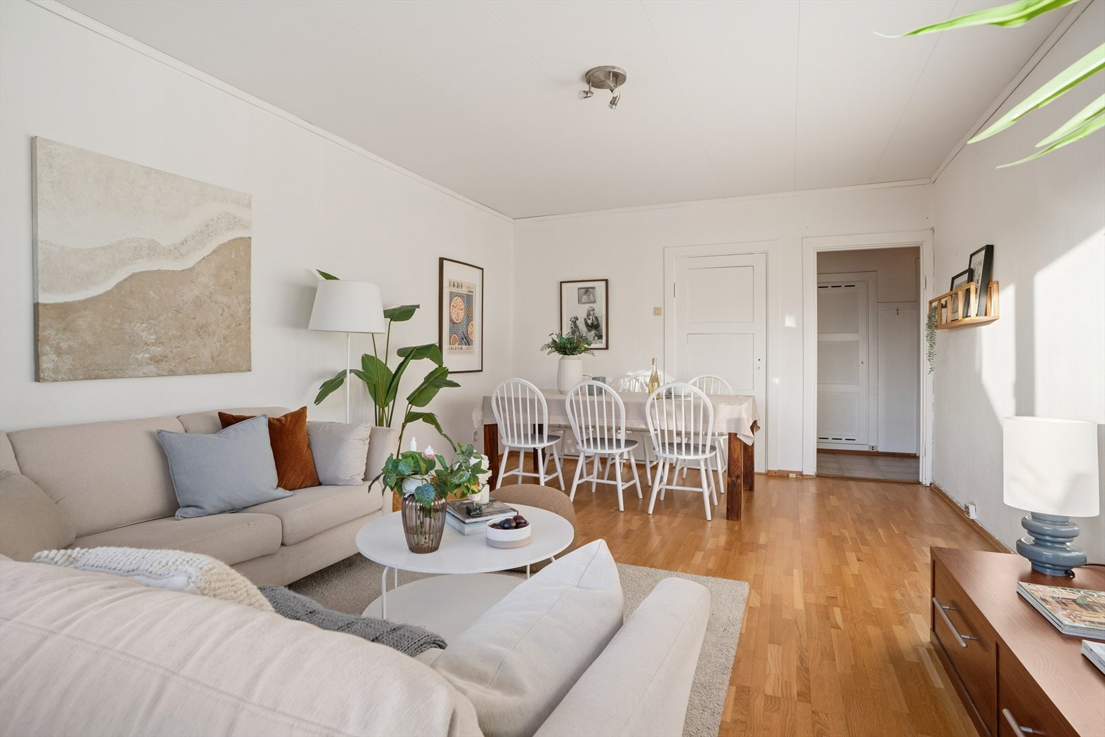 Stuen er lys og luftig. Her er det plass til stor sofagruppe og spisestuebord Galleribilde