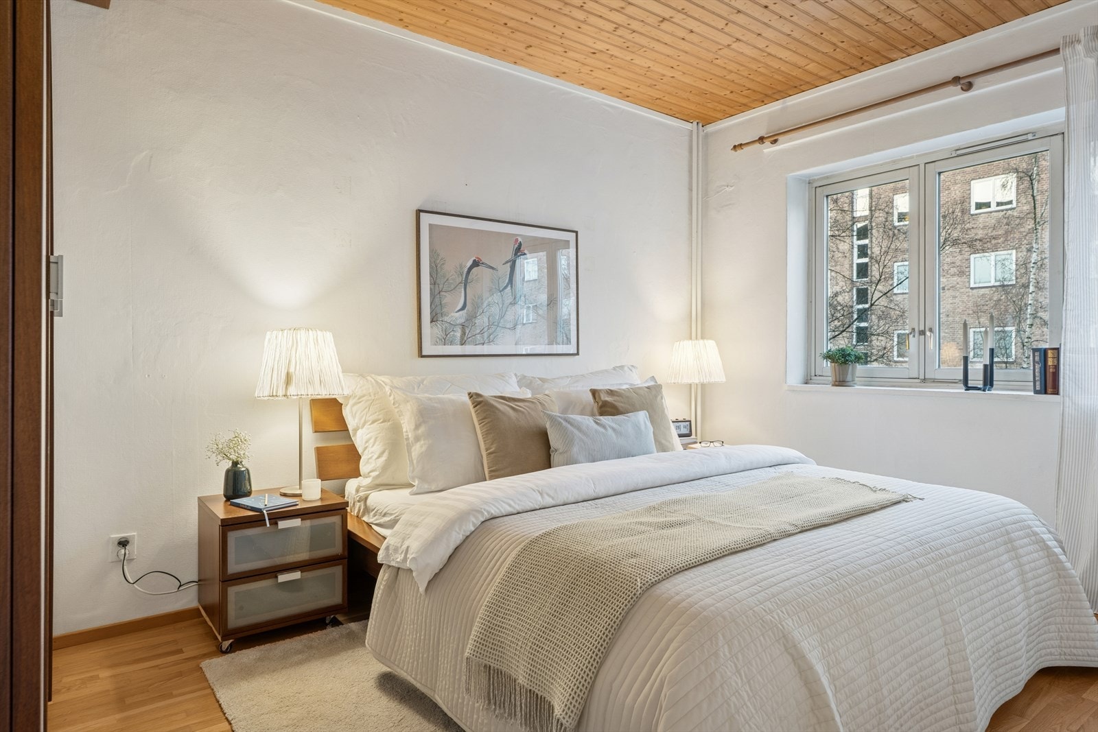 Soverommet er av god størrelse. Her er det plass til stor seng med nattbord på begge sider Galleribilde