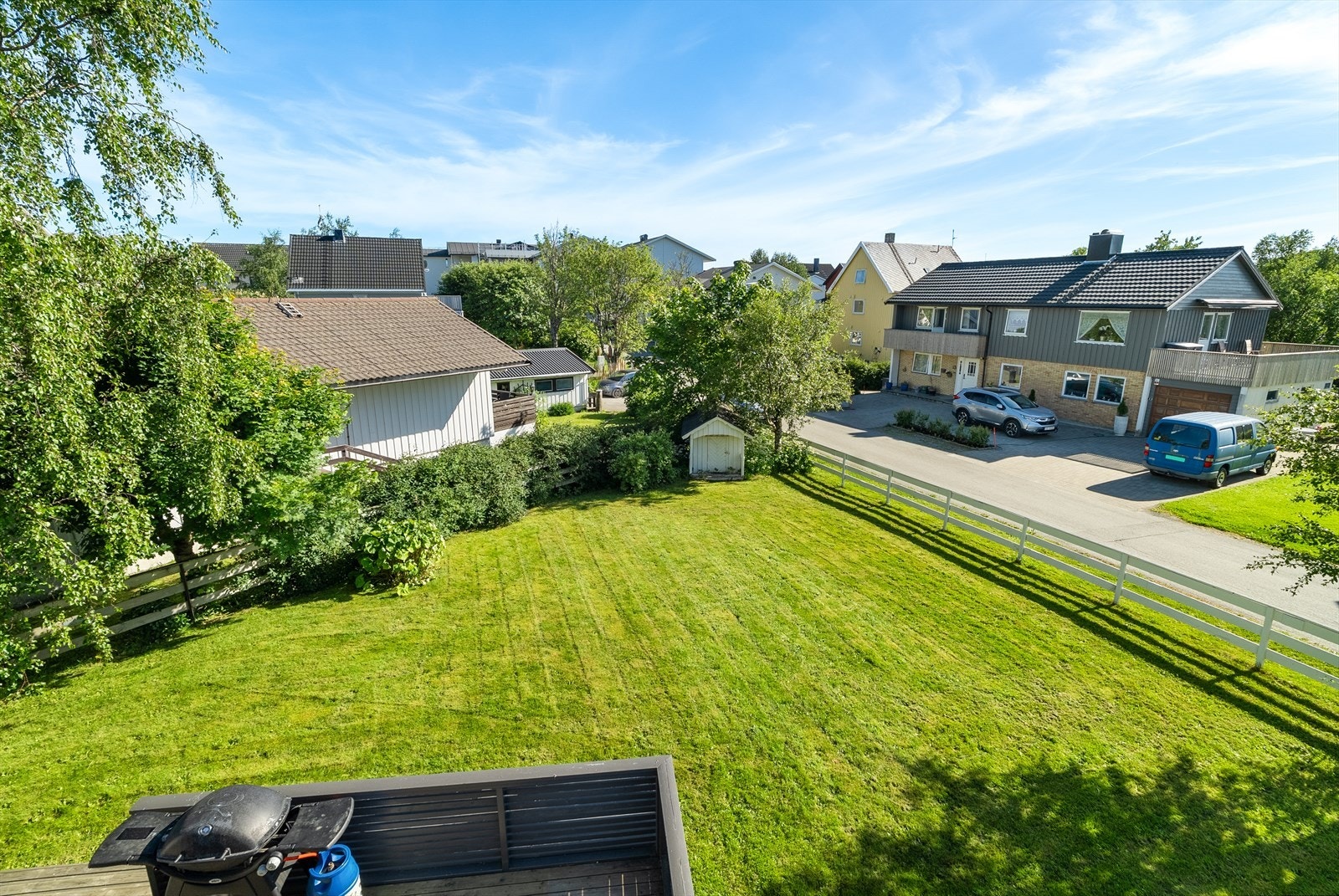 Her troner du høyt og fritt i terrenget med utsyn over hagen og nabolaget. Galleribilde