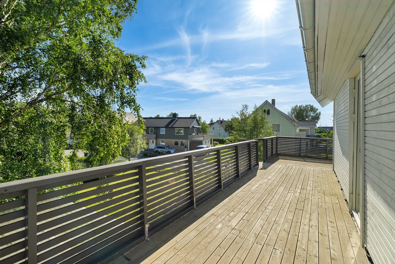 Utearealet i 2. etasje er oppmålt til 26 kvm, og strekker seg langs den sørlige og vestlige delen av fasaden. Galleribilde