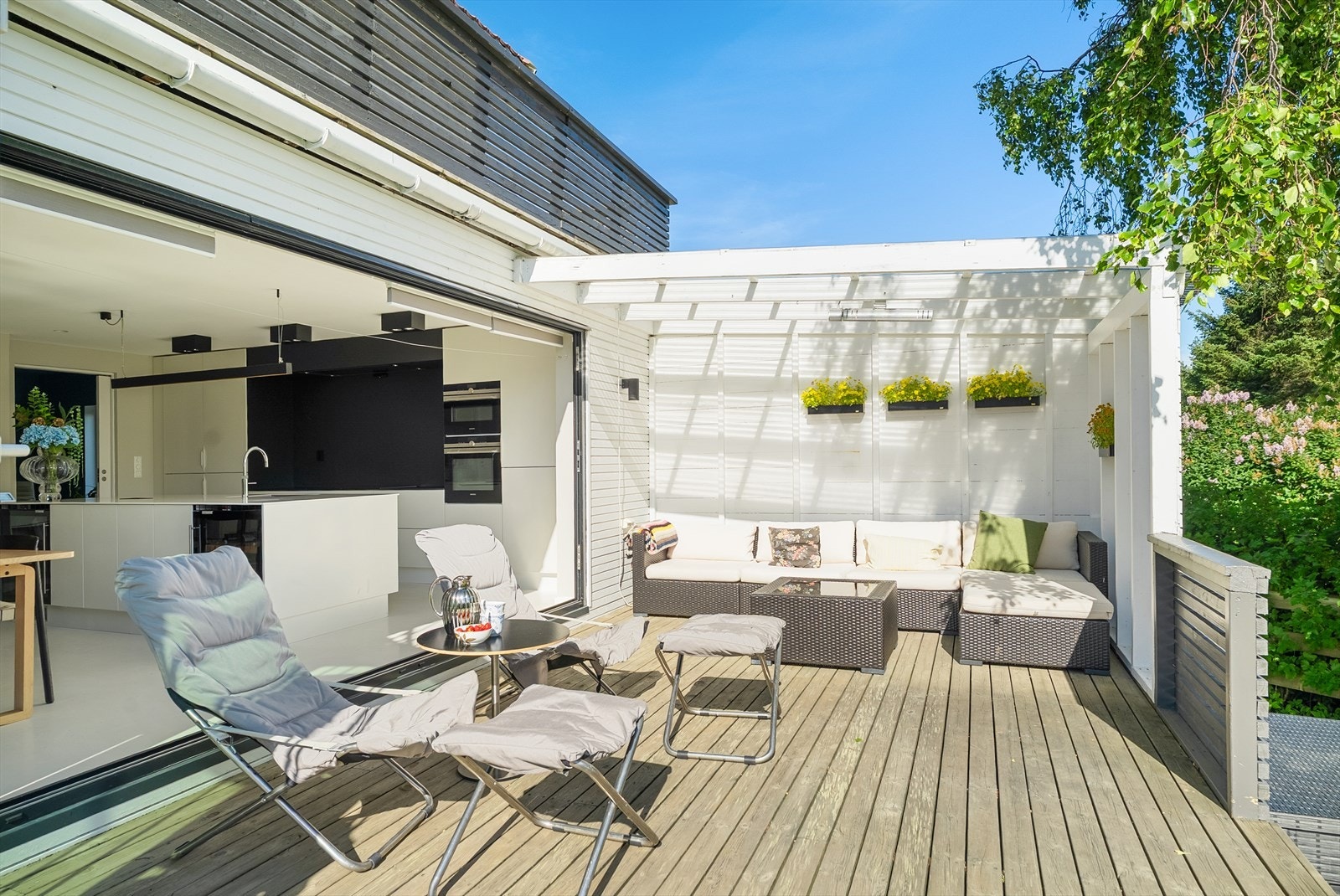 Uteområdet i 1. etasje er oppmålt til 32 kvm, og har trapp ned til hagen. Galleribilde