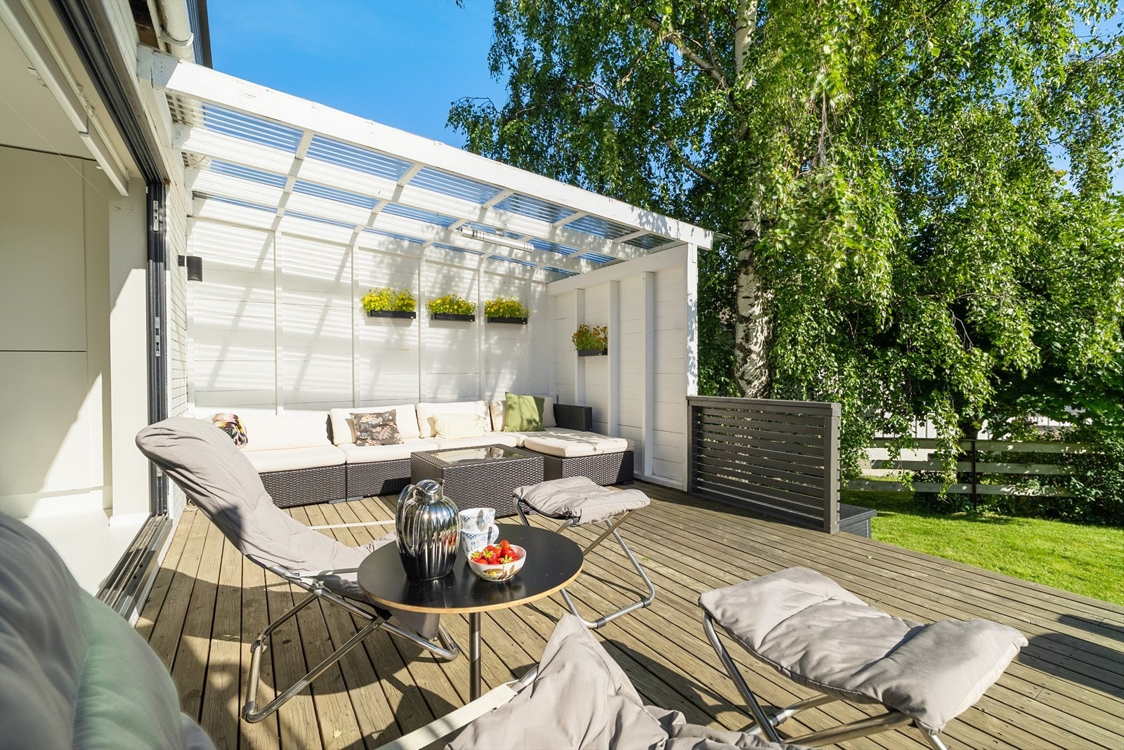 Deler av balkongen har overbygg med termotak, skjermet levegg og varmelampe som forlenger utesesongen. Galleribilde