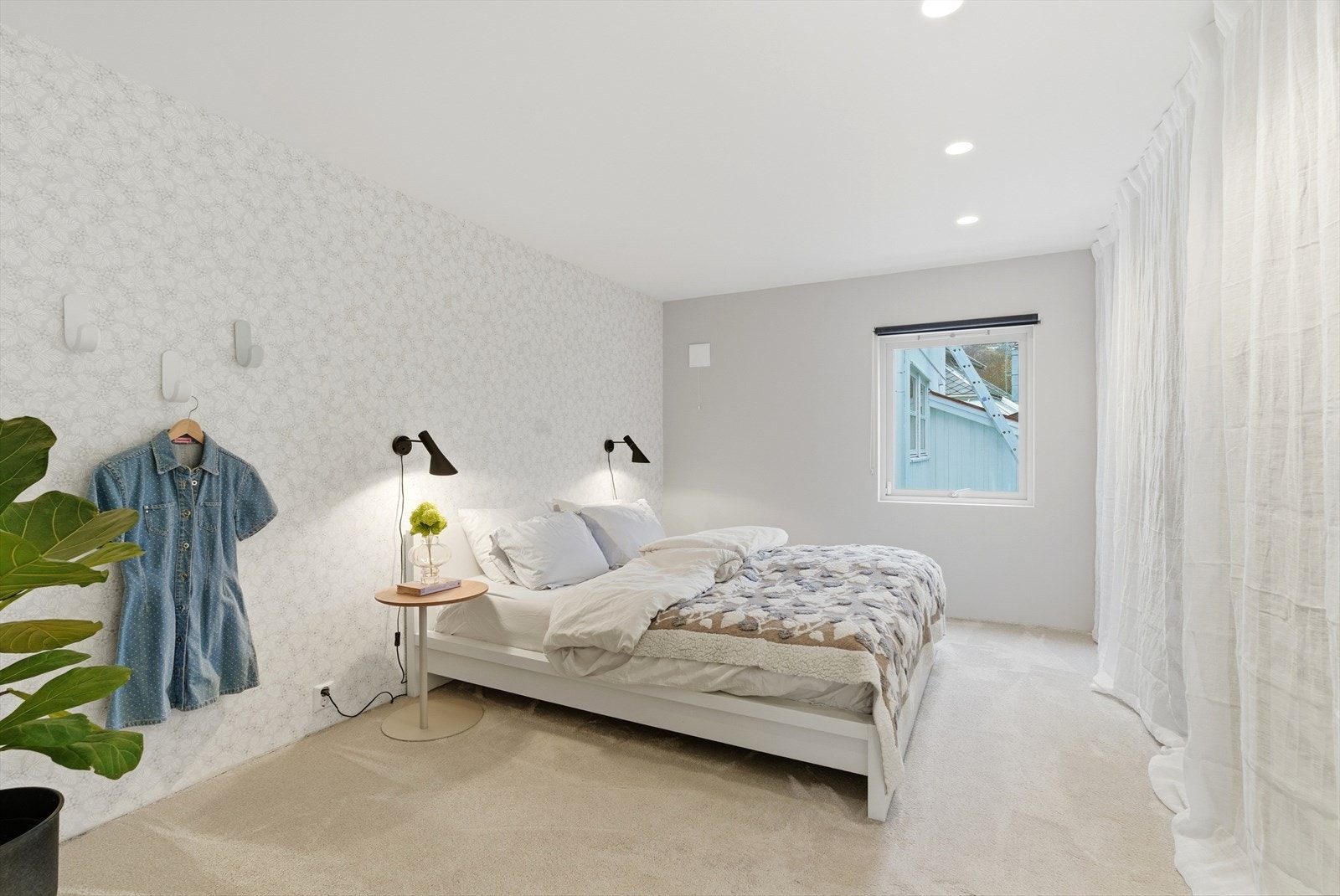 Hovedsoverommet er tilført materialer og teksturer som bidrar til en lun atmosfære, samtidig som man ivaretar det stilrene uttrykket som er gjennomgående for etasjen. Galleribilde