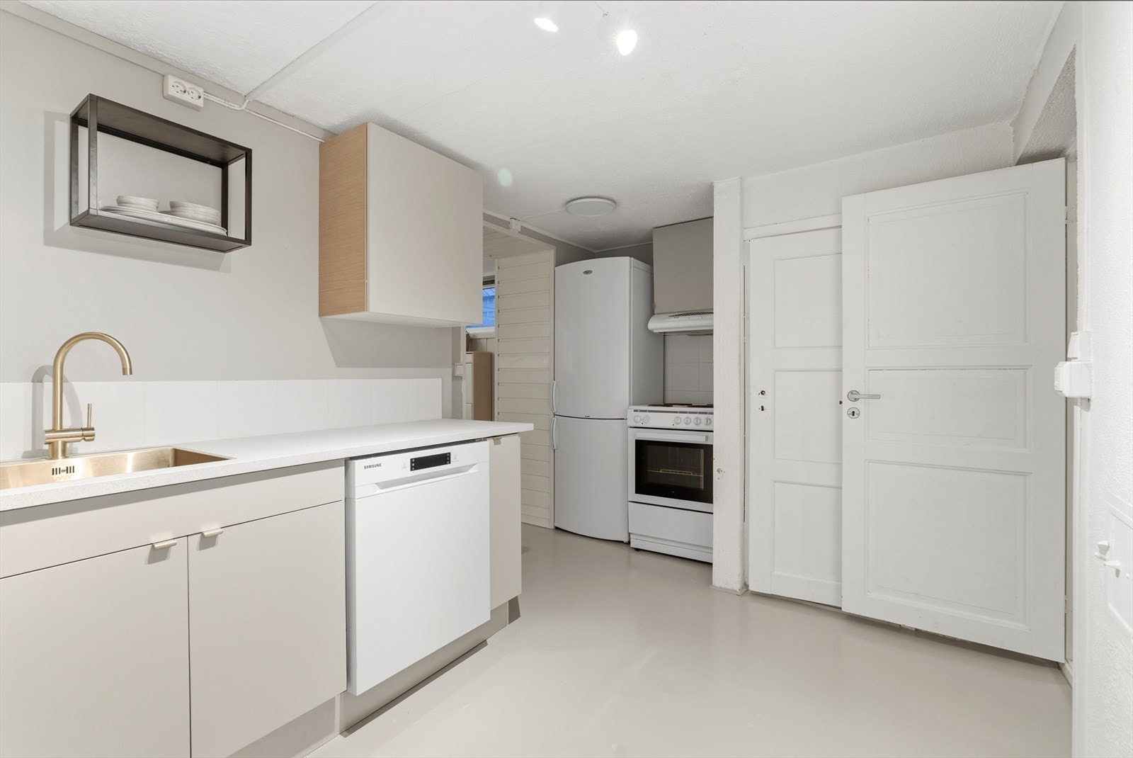 Kjøkkenet ligger midt i leiligheten, og har tilgang til stue, soverom, toalettrom, baderom og rømningsvei. Galleribilde