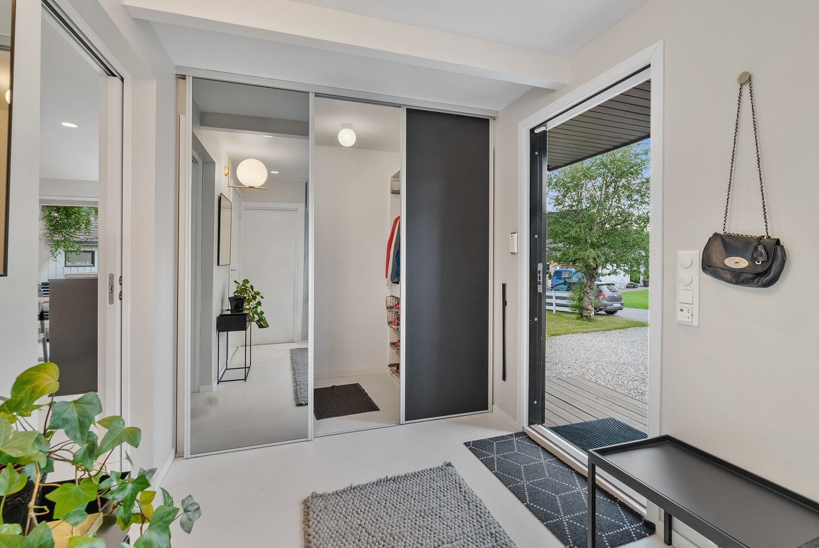 Entréen gir et flott førsteinntrykk av boligen, og har rikelig med oppbevaring for yttertøy og sko. Galleribilde