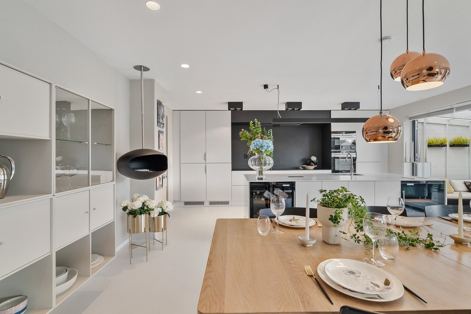 Rommet fikk innstallert biopeis i 2021, som gir en hyggelig atmosfære med ekte flammer - uten røyk, lukt, eller behov for pipe. Galleribilde