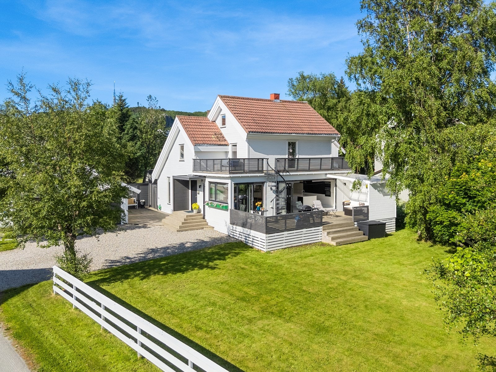 Boligen føyer seg pent inn i rekken av familieboliger i et rolig og trivelig nabolag i Rønvika. Galleribilde