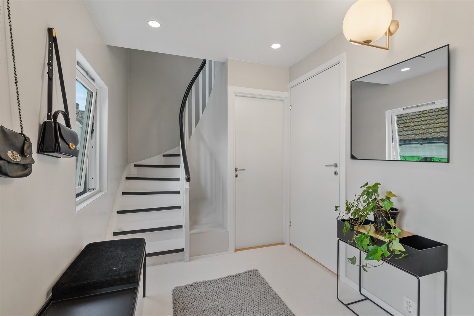 Entréen er etasjens knytepunkt, og binder sammen kjøkken/stue, vaskerom og master suite, og har trapp opp til 2. etasje og ned til underetasjen. Galleribilde