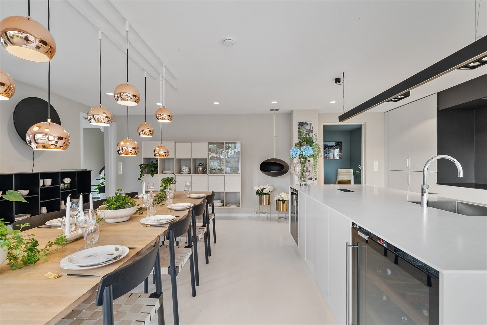 Innredningen byr på blant annet integrerte hvitevarer fra Siemens, to vinskap fra Noorcool og kran fra Quokker med beholder for kokende vann. Galleribilde