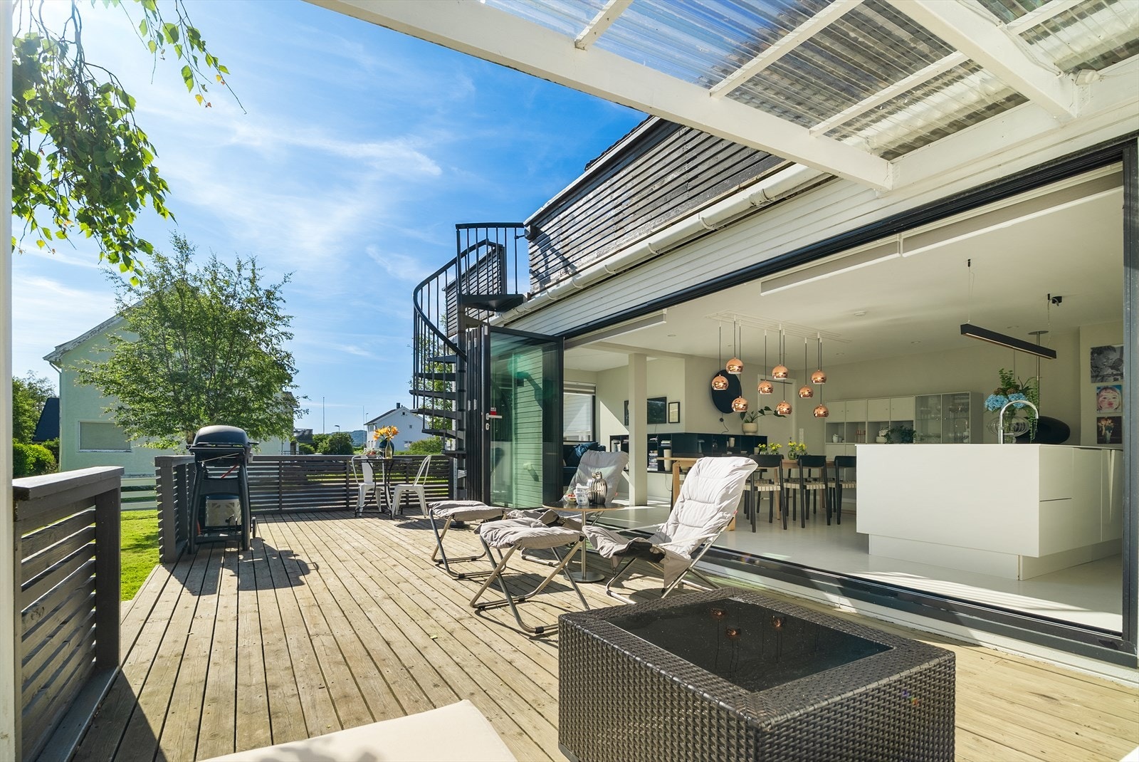 Uteområdet har uforstyrret solgang mot sørvest, og flere oppholds- og møbleringssoner. Galleribilde