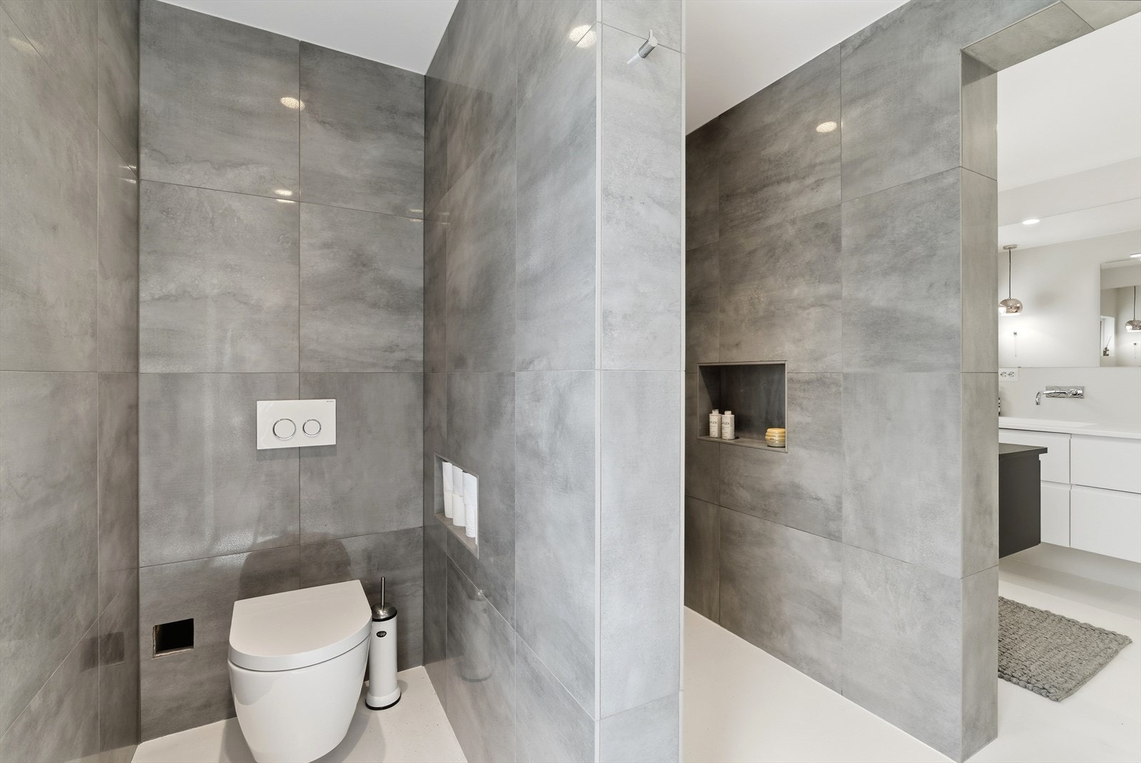 Innerste sone utgjør en toalettnisje med vegghengt toalett og integrert hylle. Galleribilde