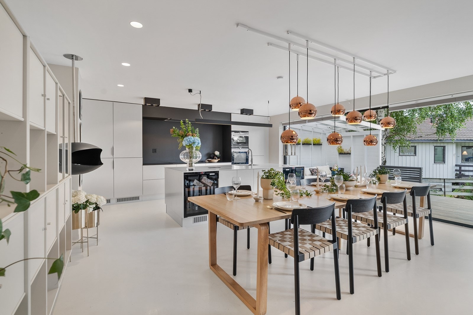 Ved ombygging i 2015 ble det lagt industrigulv og varmekabler i de fleste rom første etasje - som er både holdbart, mykt å gå på og enkelt å holde rent. Galleribilde