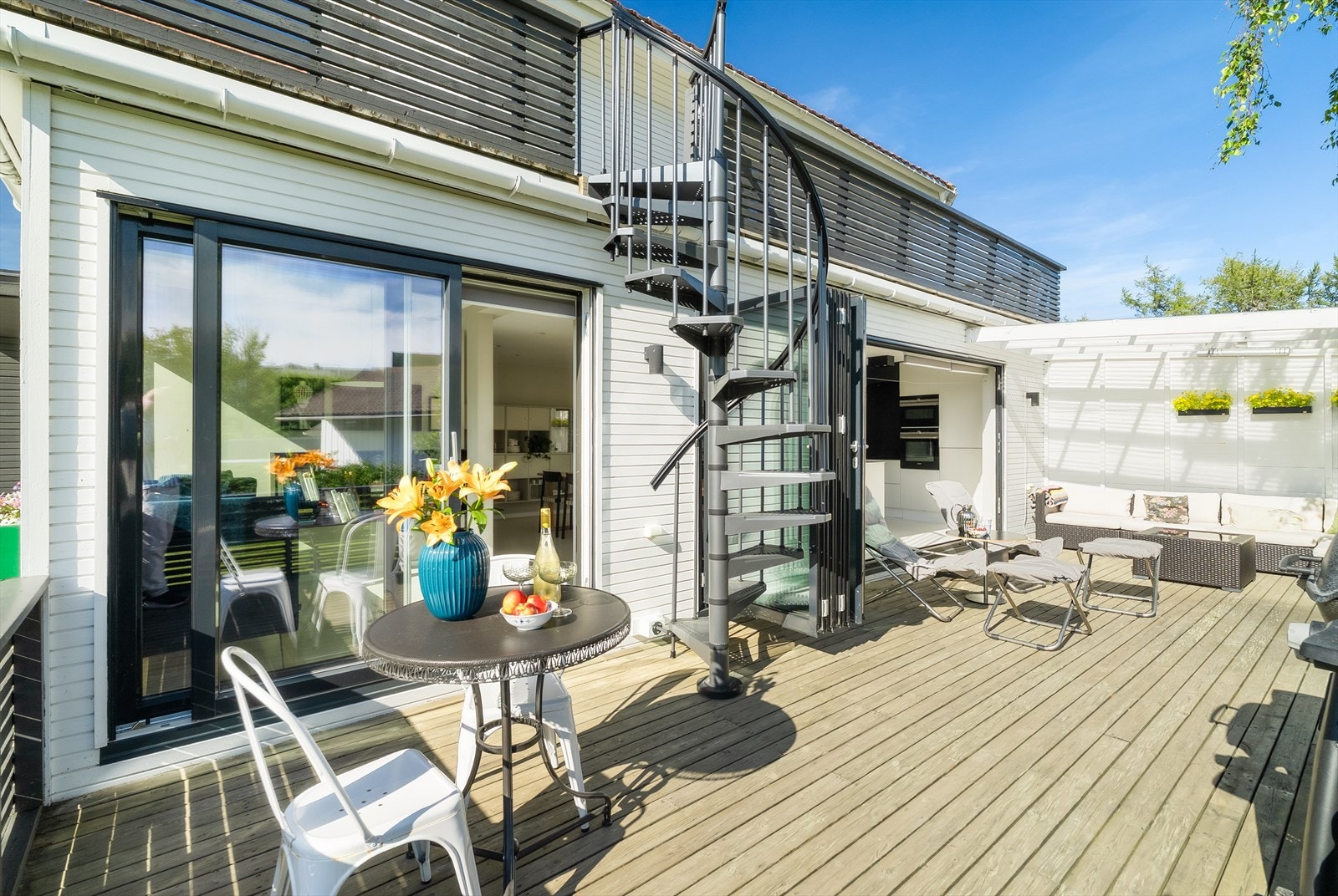 Her kan du nyte solen så godt som hele dagen - fra ca. kl. 10:30 til 20:30 i første etasje, og til ca. kl. 22.00 i andre etasje. Galleribilde