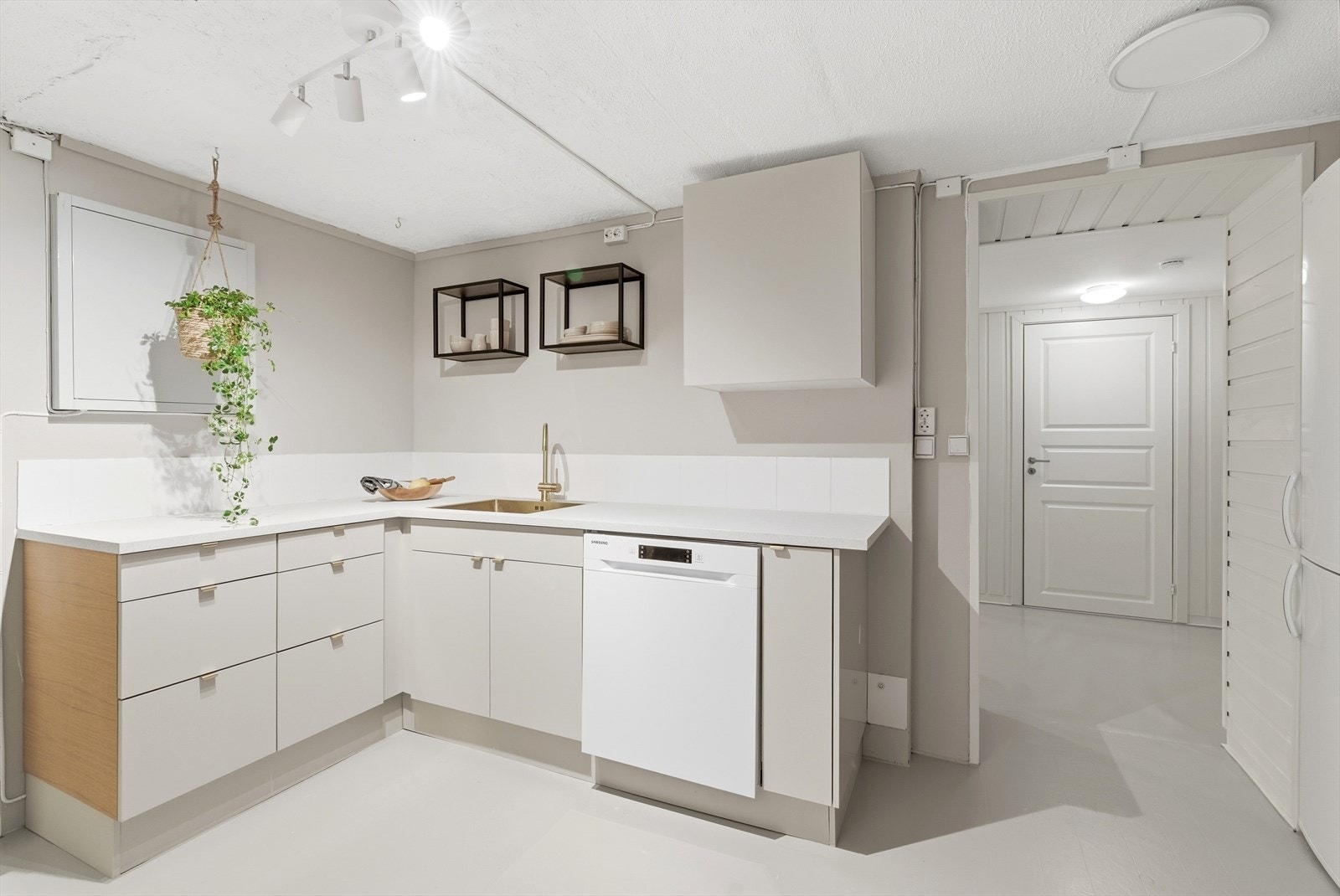 Kjøkkeninnredningen er også her fra Designa, splitter ny i 2025. Galleribilde