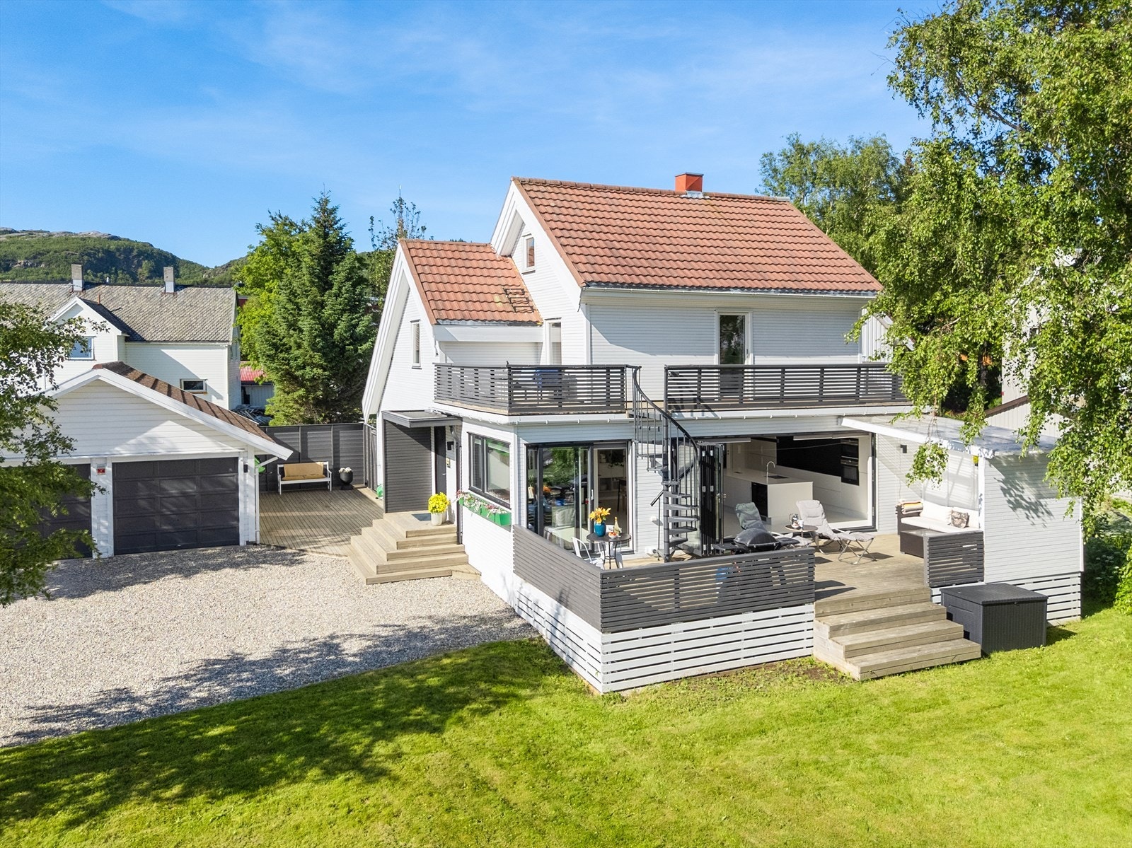 Boligen er påkostet i flere omganger, og kombinerer et klassisk utgangspunkt med et moderne uttrykk på elegant vis. Galleribilde