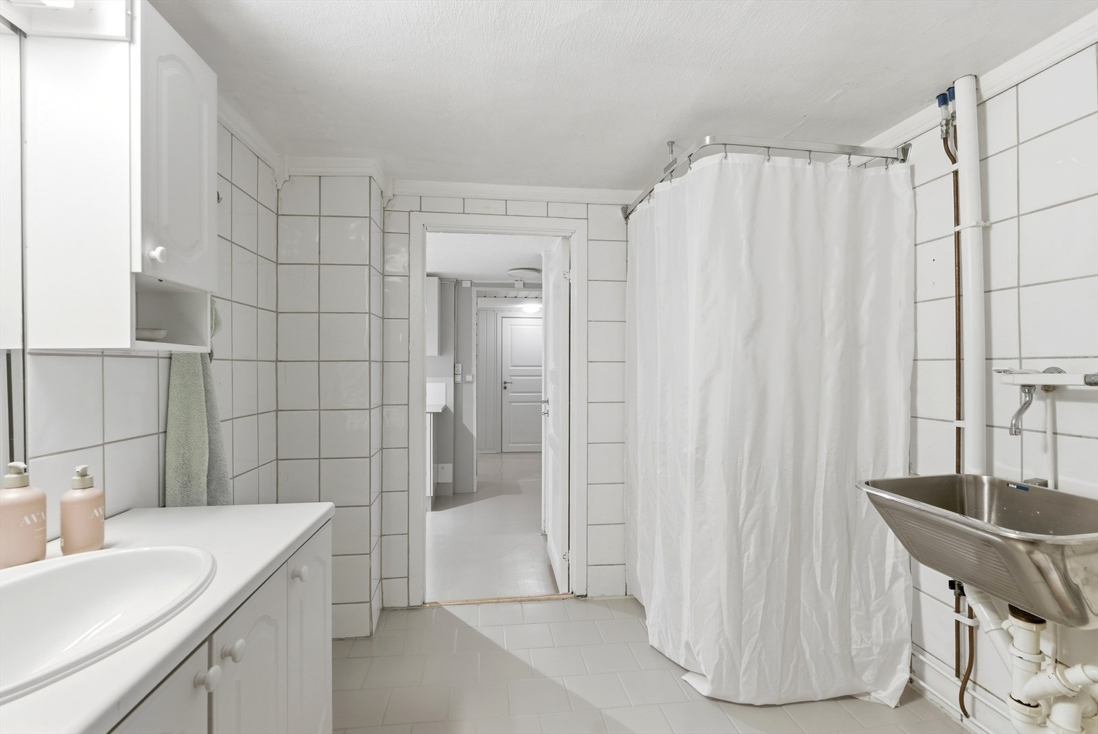 Rommet har også utslagsvask og varmtvannsbereder. Galleribilde