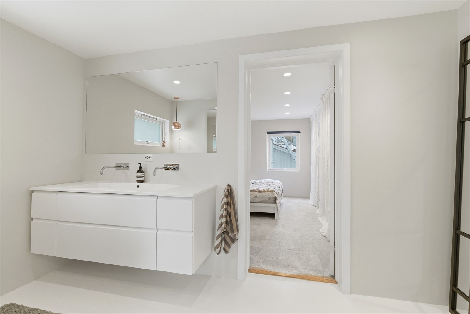 Adkomst til hovedsoverommet, oppmålt til i overkant av 17 kvm. Galleribilde