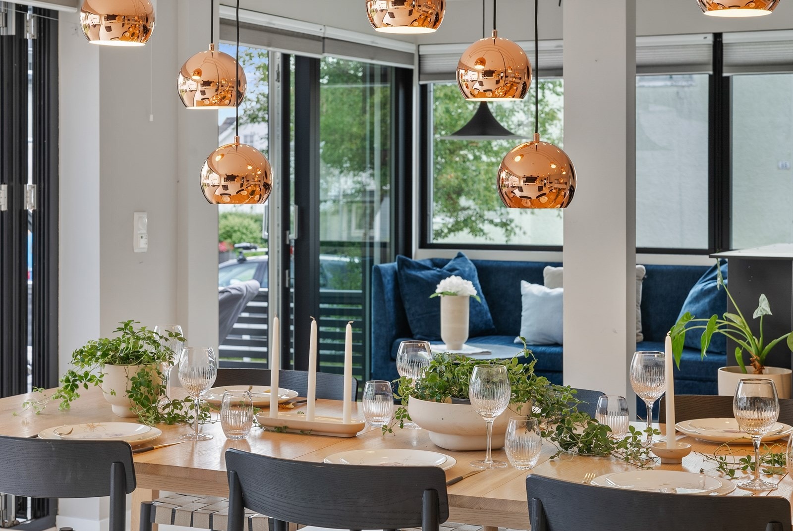 Spisestueglimt. Galleribilde