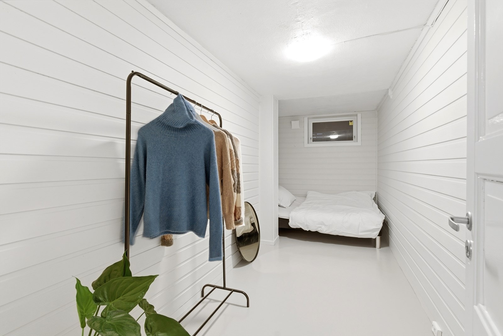 Soverom med god plass til seng og oppbevaringsmøblement. Galleribilde