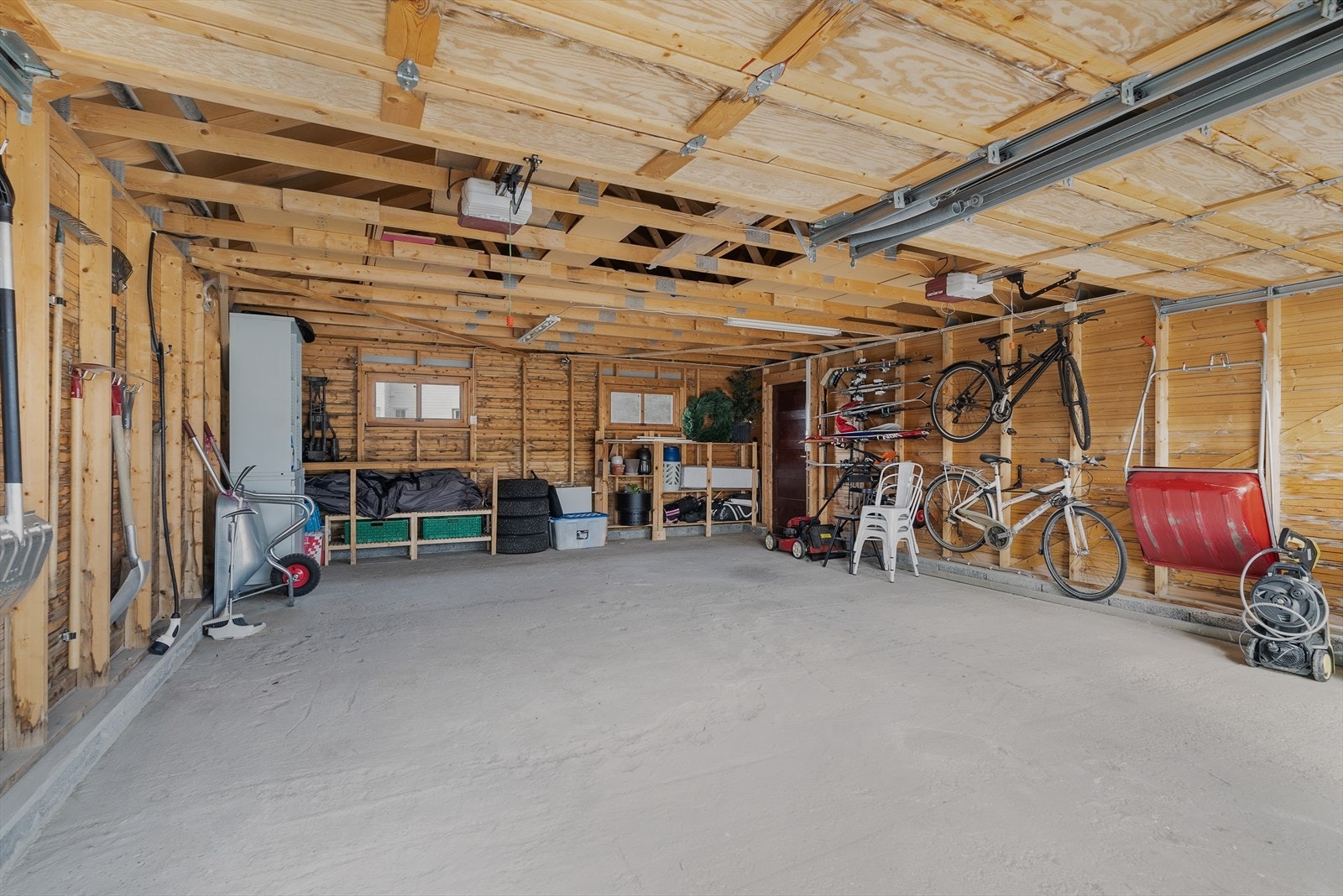 Garasjen er oppmålt til 46 kvm, og bidrar også til rikelig med oppbevaringsplass. Galleribilde