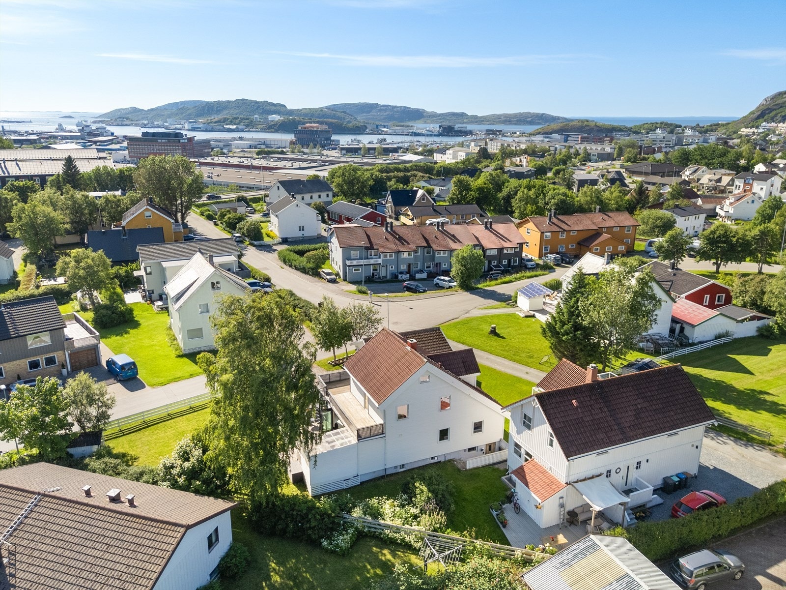 På baksiden av huset er det etablert eget inngangsparti for sokkelleiligheten. Galleribilde