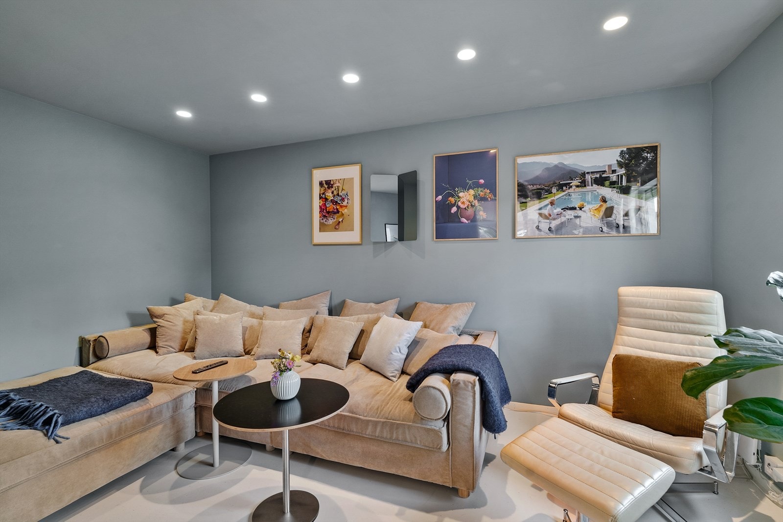 Stuen er oppmalt i en lun og behagelig blågråtone, og har innfelt spotbelysning i himlingen. Galleribilde