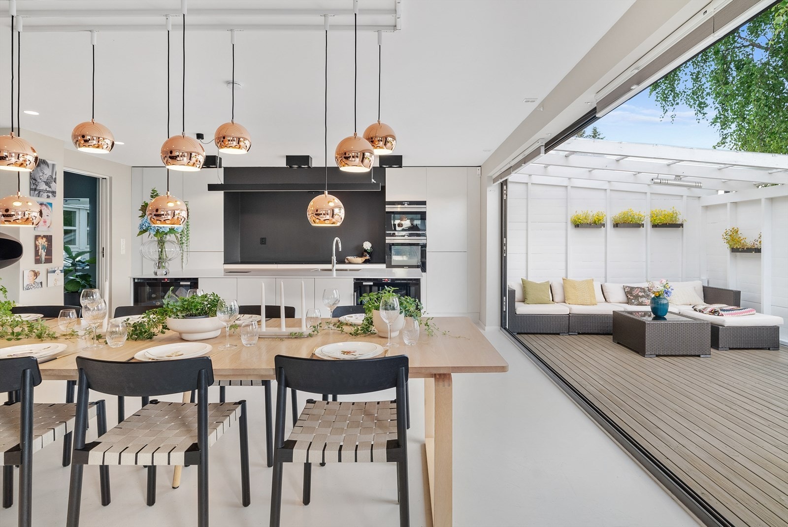 Rommet er selve hjertet i huset - og fungerer som et naturlig sosial samlingspunkt både til hverdags og i selskaper. Galleribilde