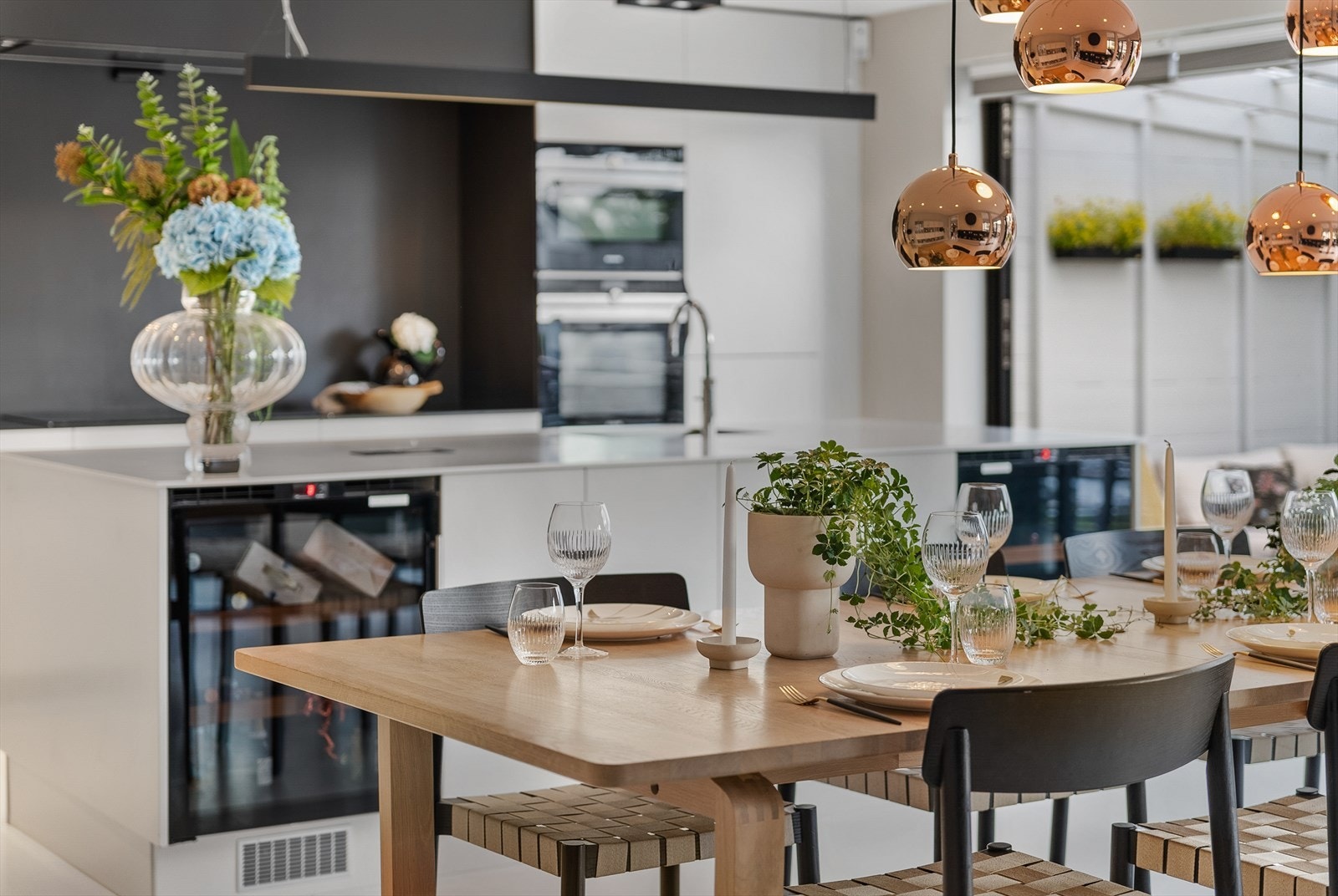 Spisestueglimt. Galleribilde