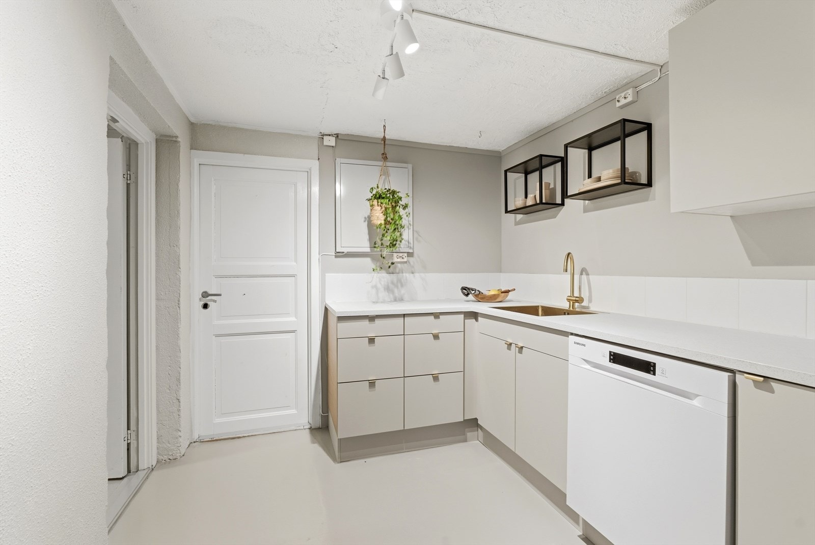 Alle vegger og gulv i leiligheten ble også malt i 2025. Galleribilde