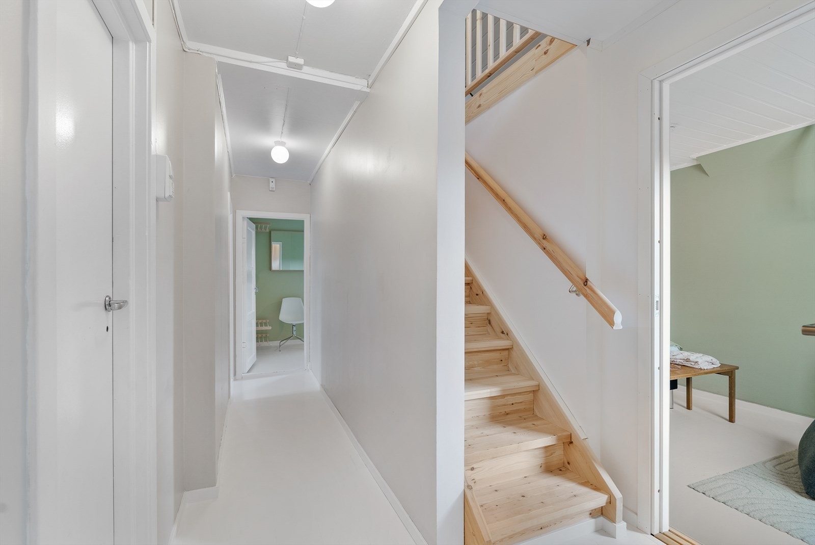 Andre etasje består av tre romslige soverom, baderom, garderobe og en romslig trappelanding. Her har du også adkomst til loftet, oppmålt til 28 kvm (ikke målbart areal - utelatt fra BRA). Galleribilde