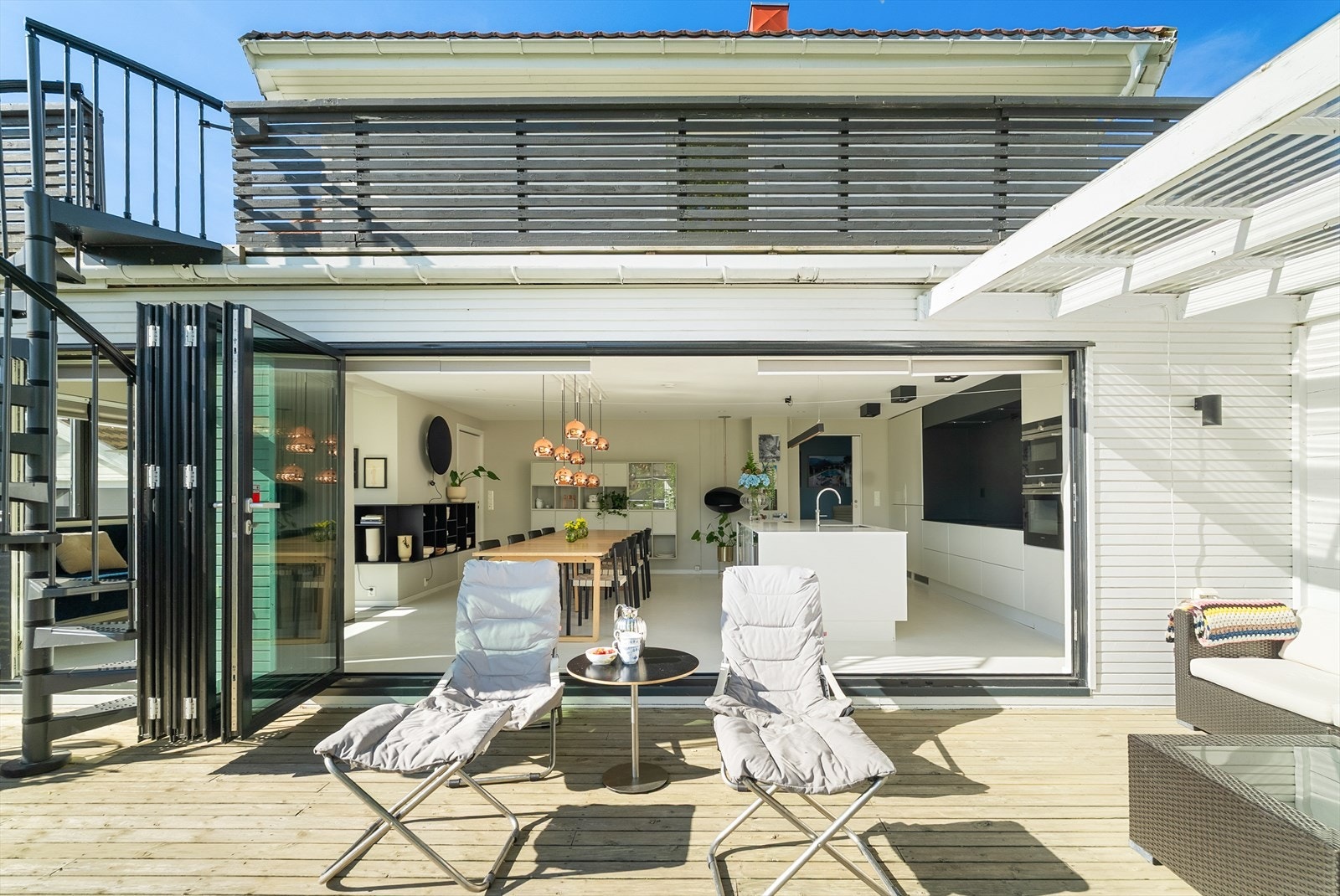 Skyve- og foldedøren gir en sømløs forlengelse av stuerommet på sommerstid, og fantastiske lysforhold til allrommet. Galleribilde