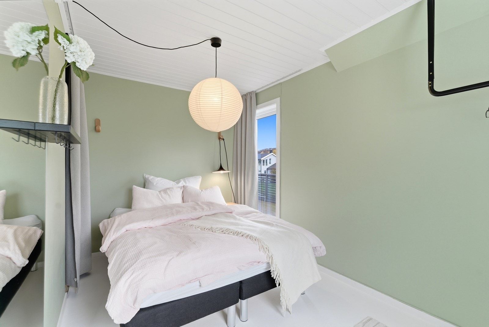 Det ene soverommet har utgang til balkongen. Galleribilde