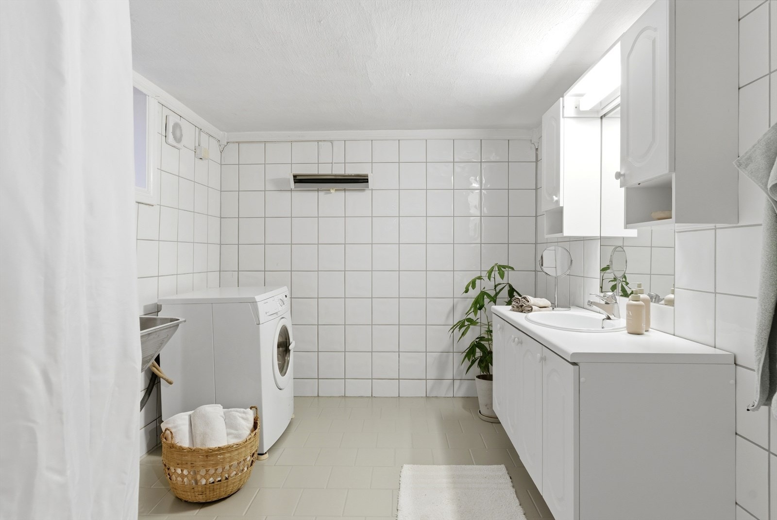 Baderommet består av en romslig innredning, opplegg for vaskemaskin og dusjhjørne. Toalettrom ligger vegg i vegg. Galleribilde