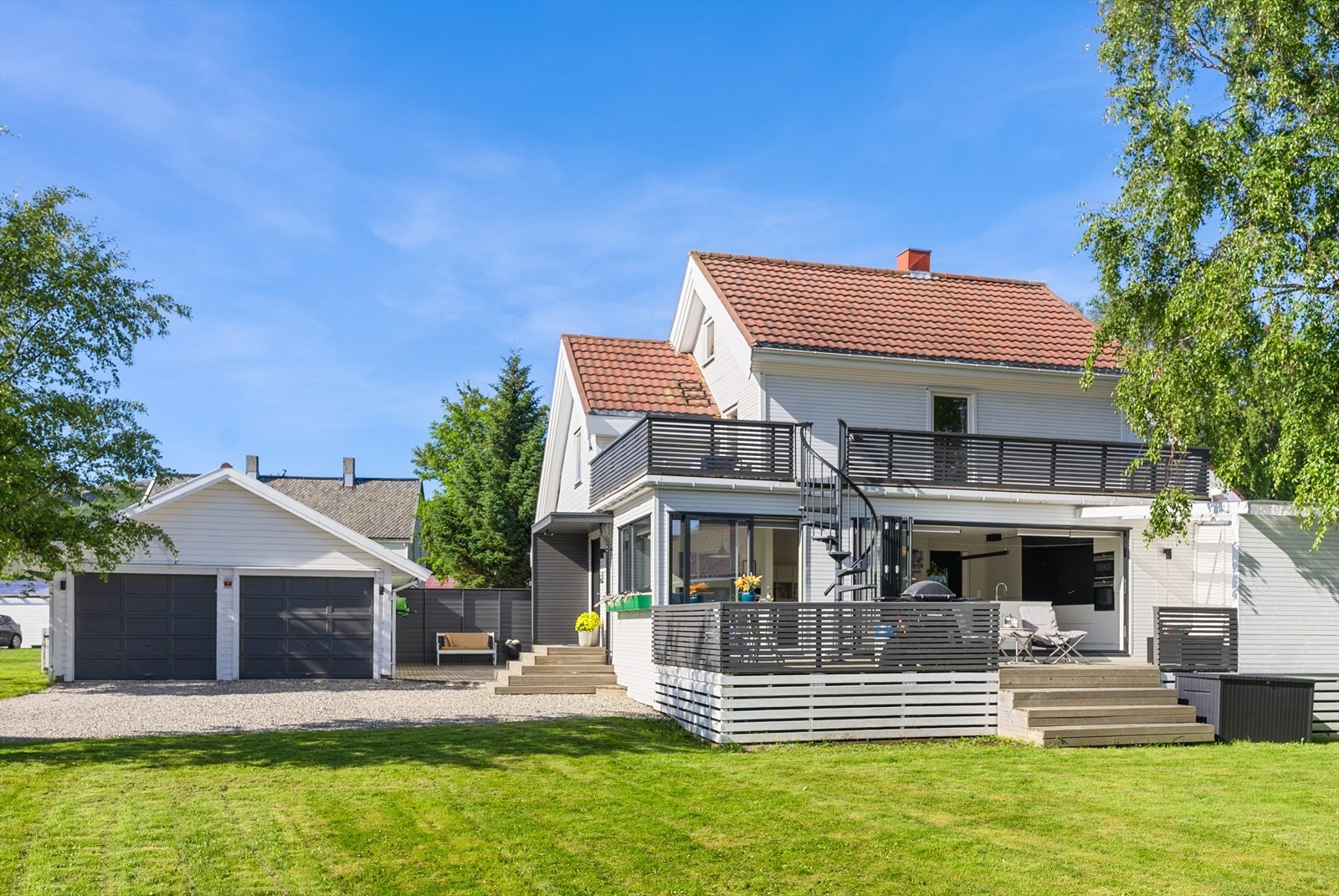 Eiendommen har en raus, solrik tomt, pent opparbeidet med hage, oppstillingsplasser og dobbeltgarasje. Det er også etablert terrasse mellom garasjen og huset. Galleribilde