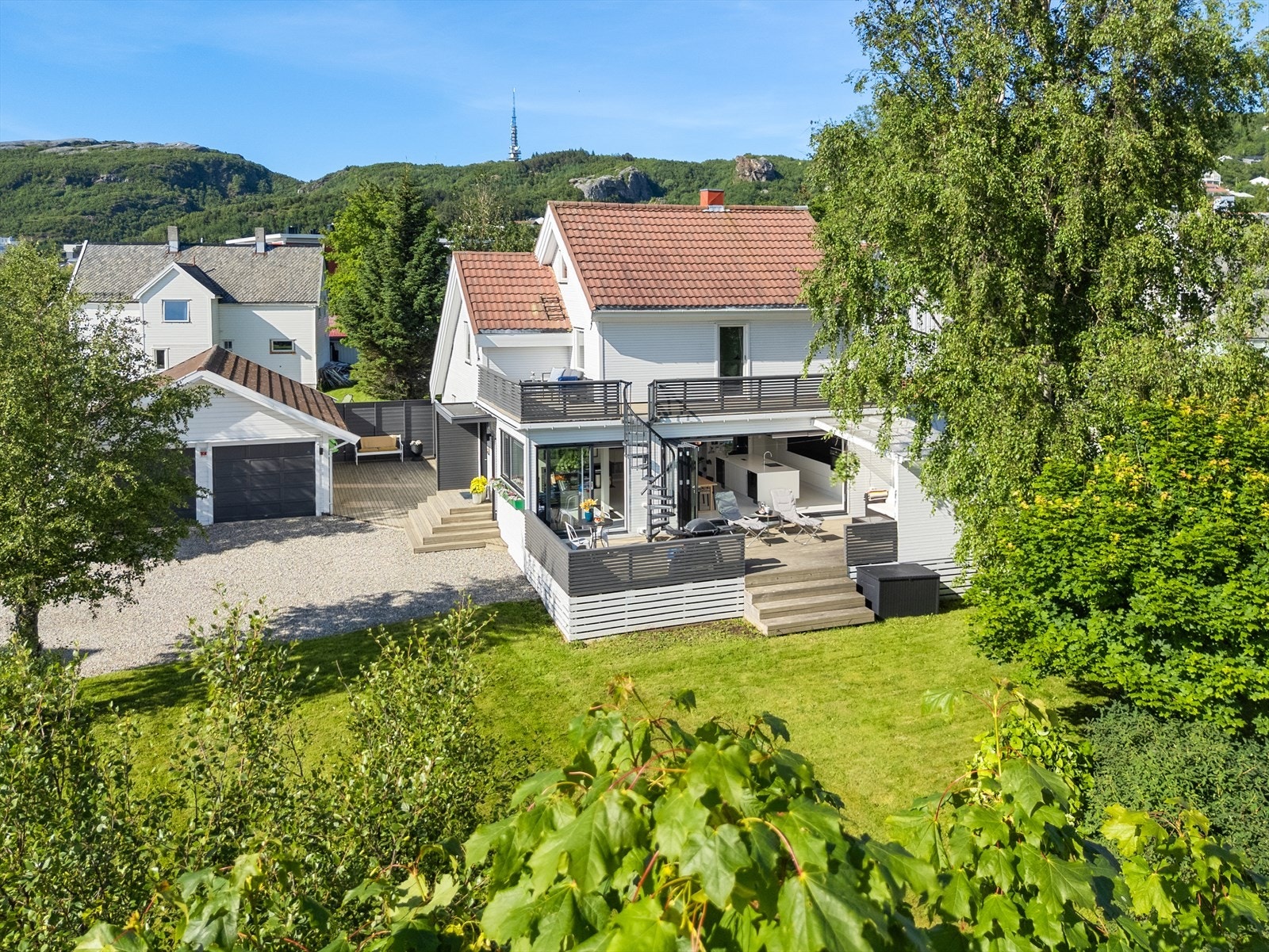 Eiendommen har hjørnebeliggenhet i boligfeltet, og rikelig med boltreplass utendørs så vel som innendørs. Galleribilde