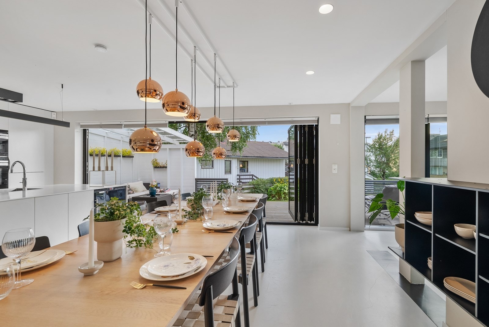 I tilknytning til spisestuen er det etablert et stuehjørne, med skyvedør ut mot balkongen og vindusflater mot vest som slipper kveldssola inn. Galleribilde