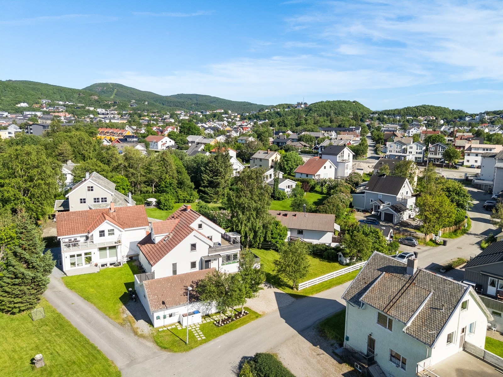 Eiendommen har en ettertraktet beliggenhet og kort avstand både til dagligvare, lekeplasser, barnehager og skoler, og til sentrum. Galleribilde