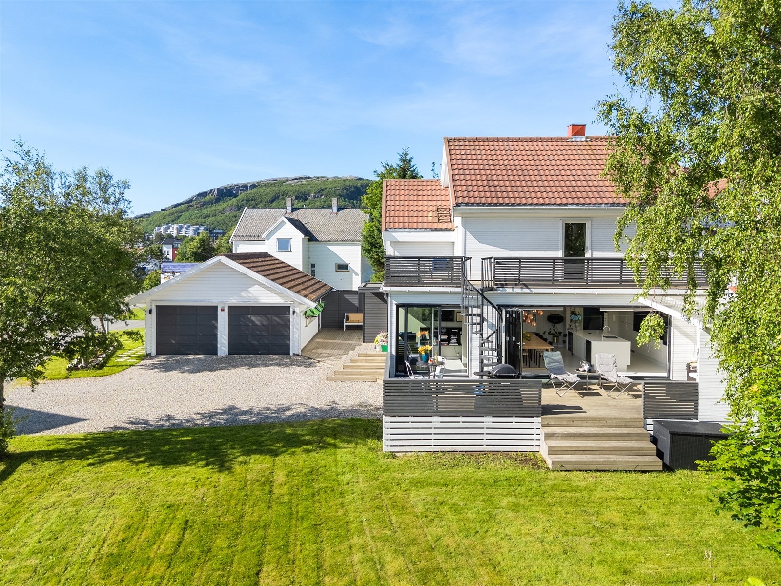 Velkommen til Bruveien 8A - en særdeles stilrik enebolig med dobbeltgarasje, sokkelleilighet, og ikke minst - det lille ekstra. Galleribilde