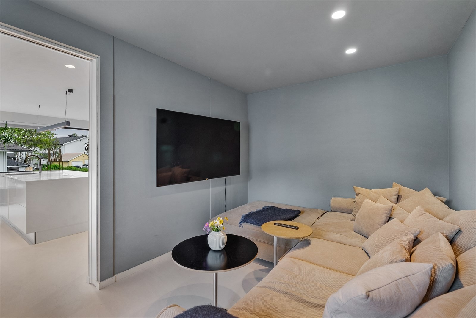 Forbi kjøkkenet, på hjørnet mot nordøst, er det etablert en lun tv-stue. Galleribilde