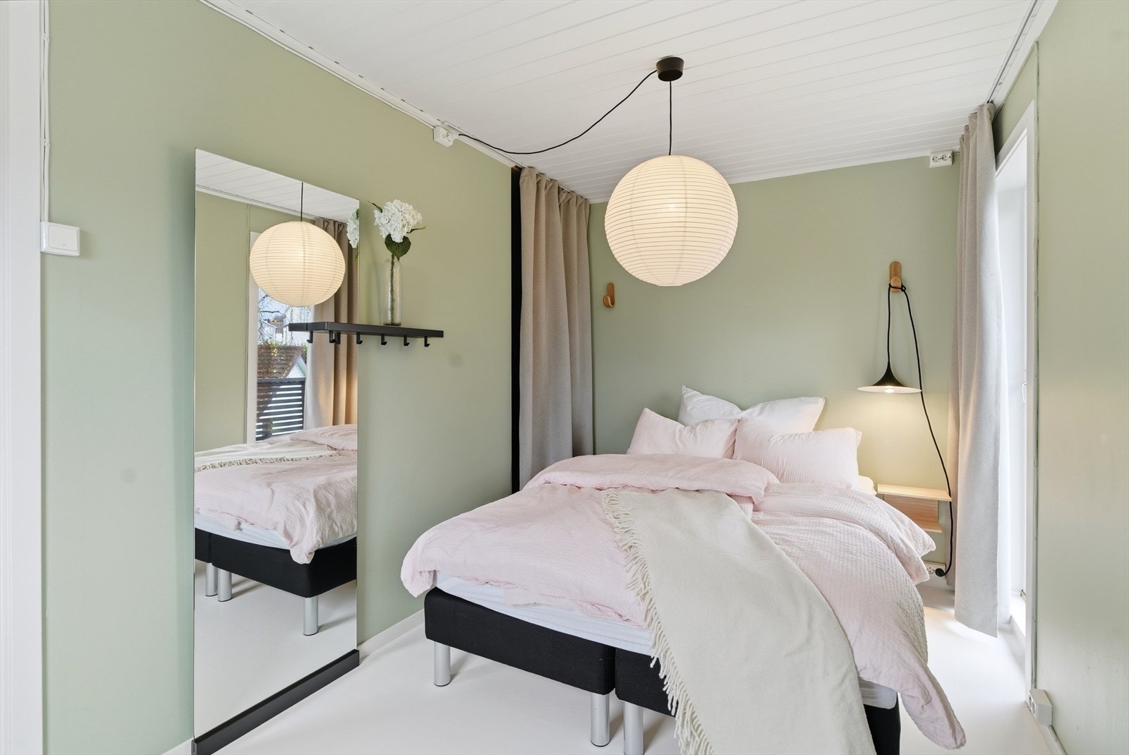 Soverommene er oppmålt til henholdsvis ca. 16, 9 og 7 kvm, alle oppmalt i delikate fargevalg. Galleribilde